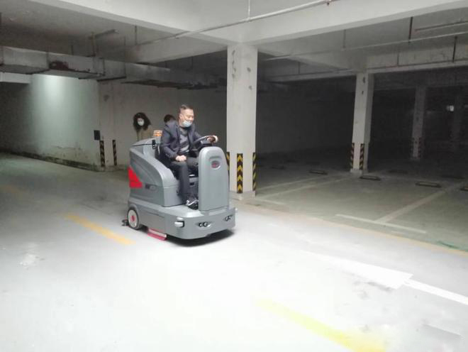 哈尔滨小区物业保洁不用人力改用驾驶式洗地机了